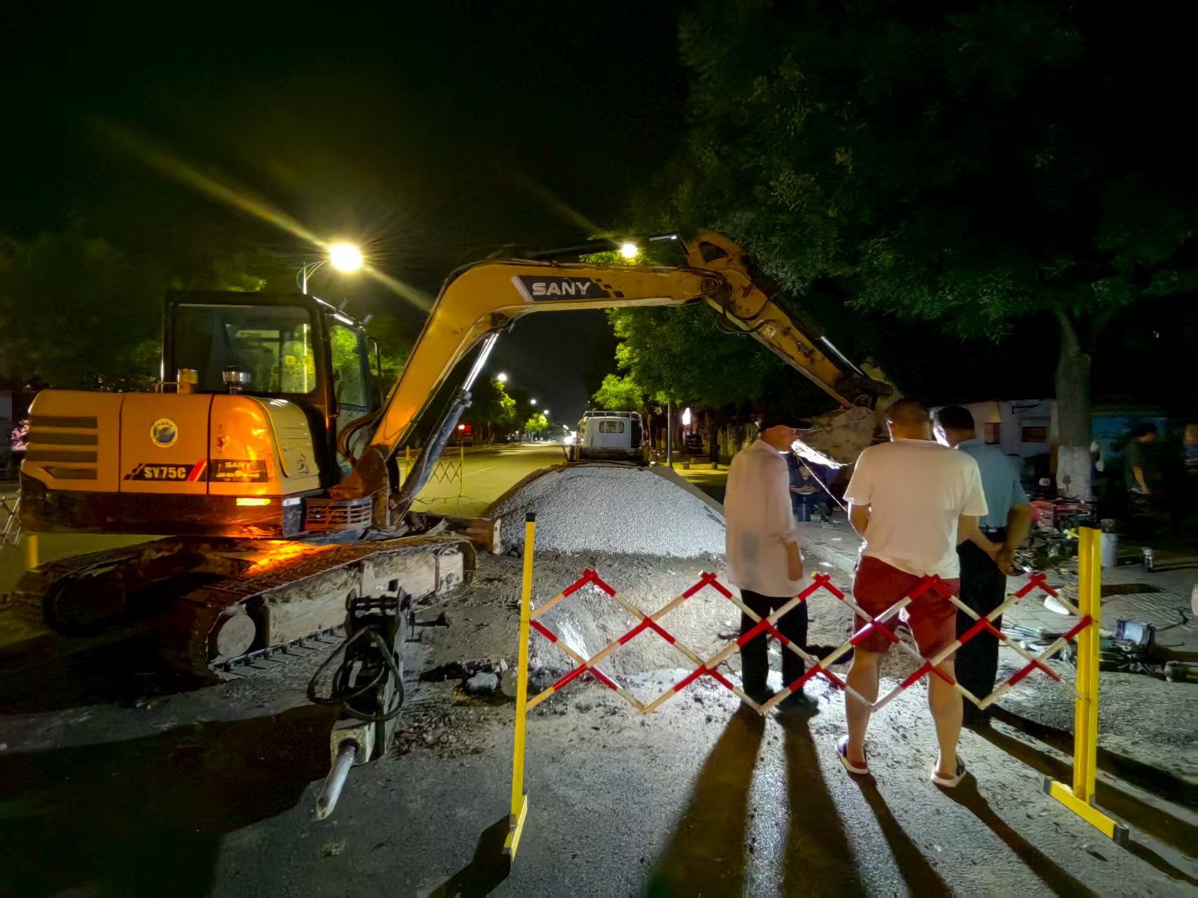 烈日下的“管道抢修战”