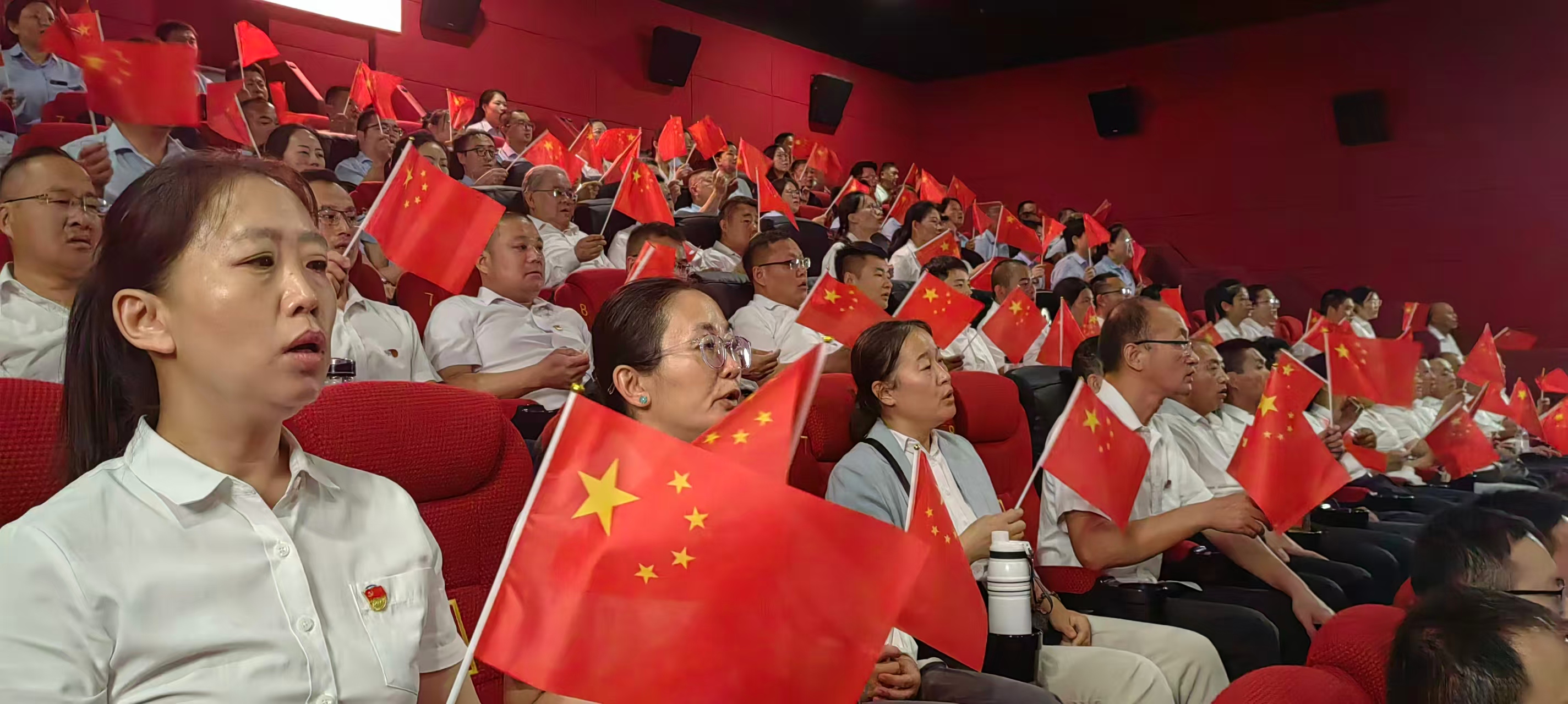 华龙水业：观影受洗礼 激荡爱国情