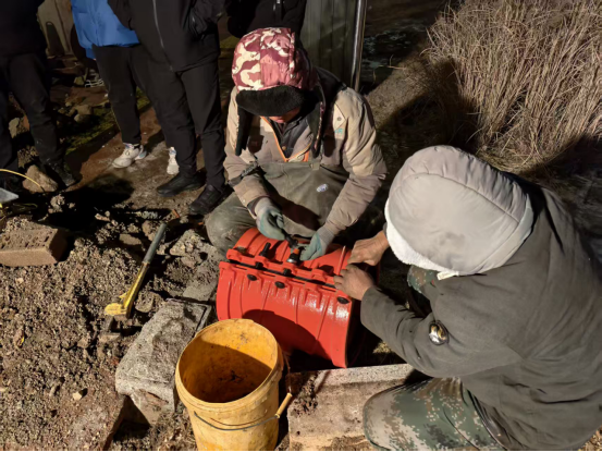 沂源自来水：寒夜抢修保供水，除冰清障护安全