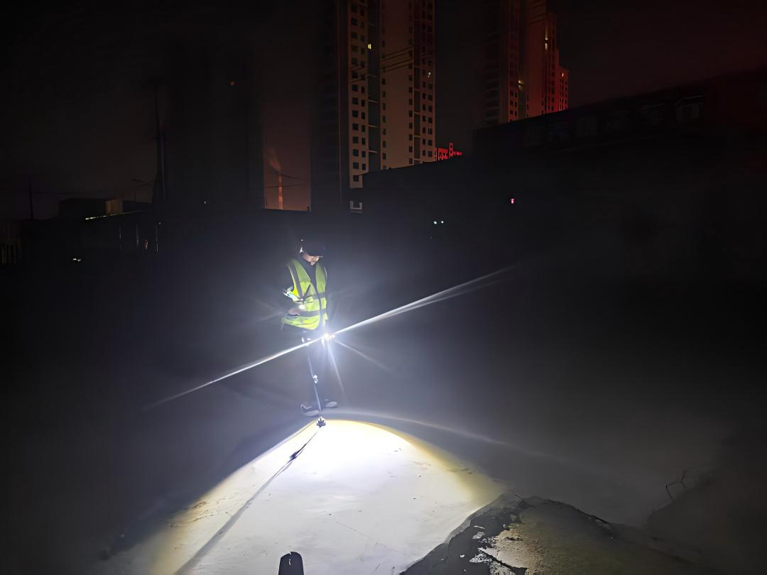 深夜“听漏人”：用脚步为城市供水  “生命线”听诊