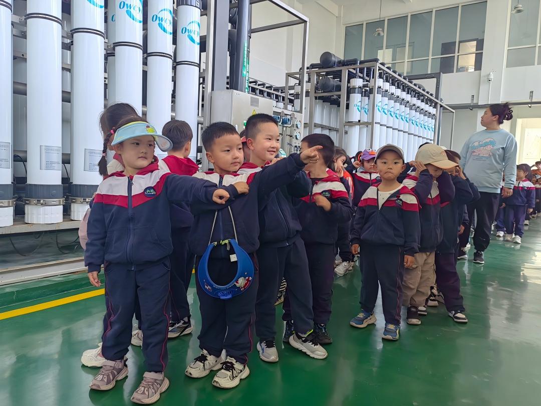 萌娃快乐行 节水理念种—宁阳县人民路幼儿园来华龙水业开展社会实践活动