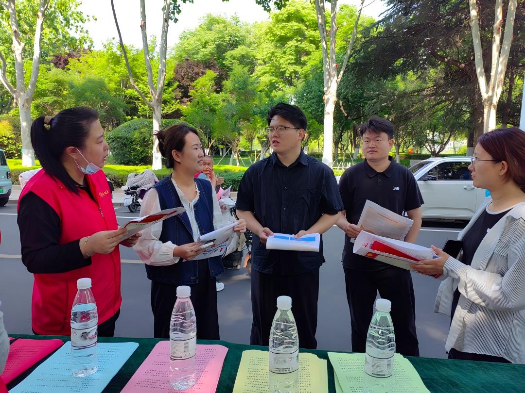 “红马甲”广场唠节水 小妙招里藏着大道理 —宁阳华龙水业开展全国城市节约用水宣传周活动