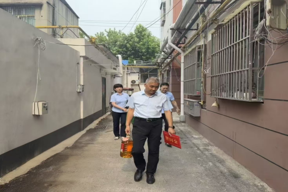 七一：邹城公用水务开展困难党员走访慰问活动
